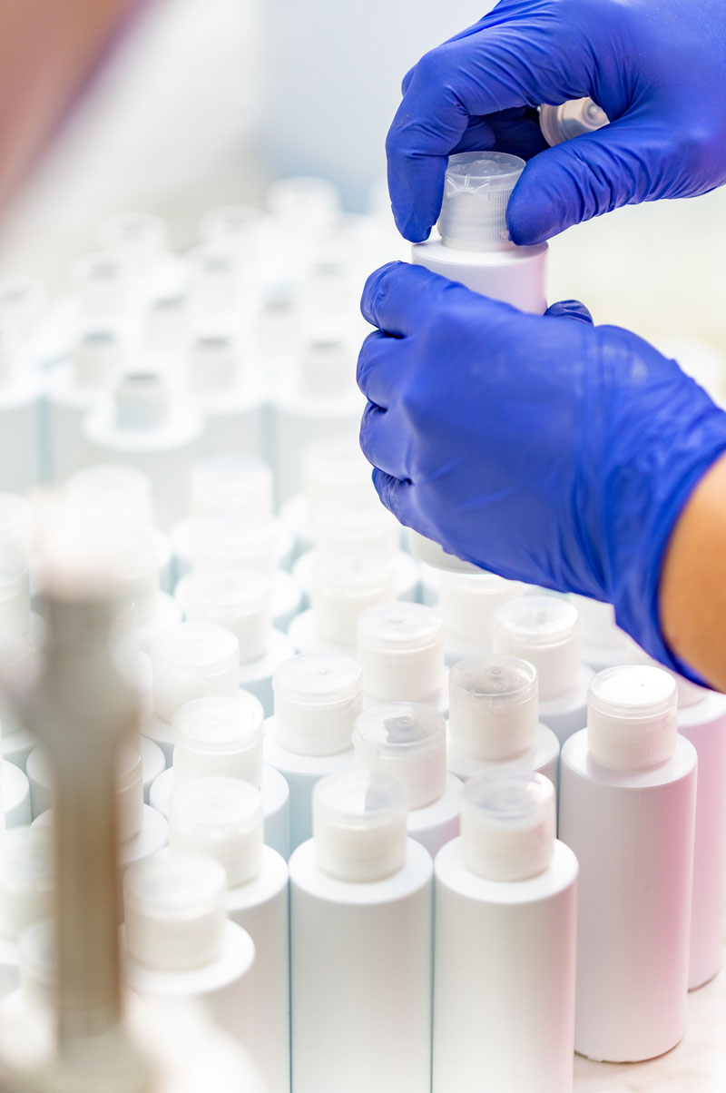 研究員による試作品の調整